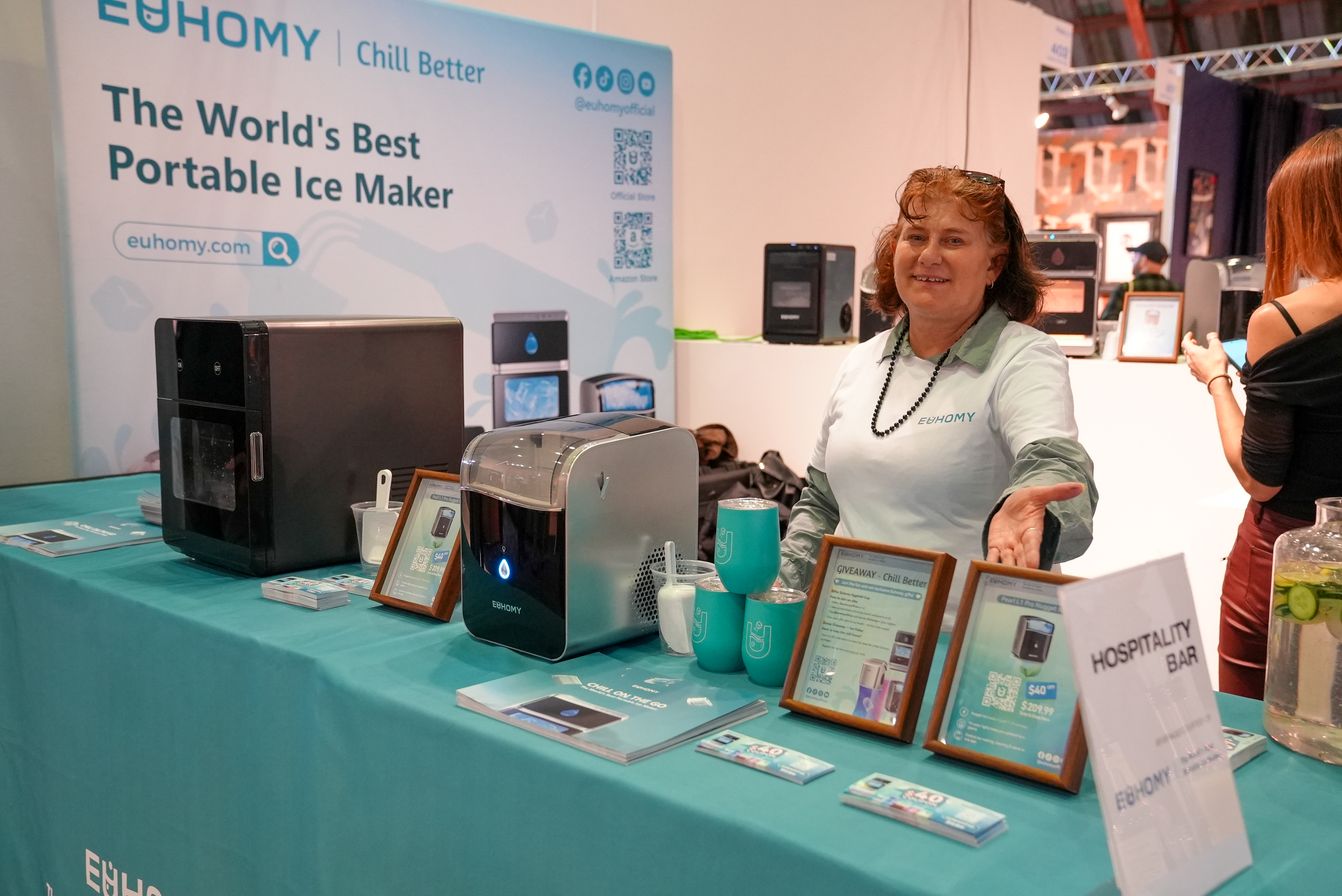 Euhomy representative presenting portable ice makers and product information at the brand’s trade show booth.
